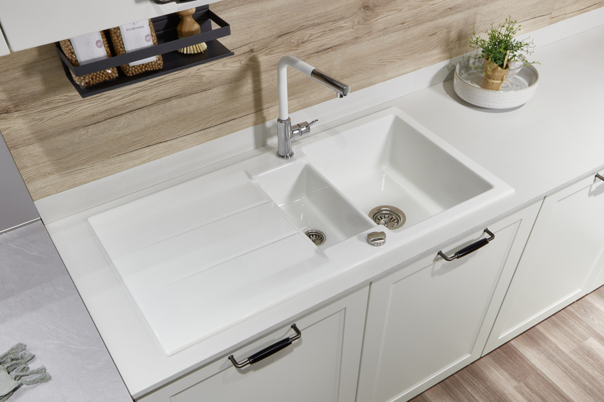 Das beste aus zwei Welten, Tradition und Moderne - so lässt sich der Charakter einer Landhausküche am treffendsten beschreiben. Be i s p i e l s w e i s e   G u s s e i s e n g r i f f e ,   g e r a d l i n i g e   S p r o s s e n t ür e n   m i t   G l a s e i n l a g e n ,   i n n o v a t i v e   B e l e u c h t u n g  oder  h o h e   A u f s a t z s c h r än k e .   E i n e   n e u e ,   s c h n ör k e l l o s e   W o h n l i c h k e i t .  