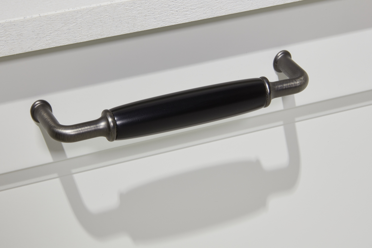 Das beste aus zwei Welten, Tradition und Moderne - so lässt sich der Charakter einer Landhausküche am treffendsten beschreiben. Be i s p i e l s w e i s e   G u s s e i s e n g r i f f e ,   g e r a d l i n i g e   S p r o s s e n t ür e n   m i t   G l a s e i n l a g e n ,   i n n o v a t i v e   B e l e u c h t u n g  oder  h o h e   A u f s a t z s c h r än k e .   E i n e   n e u e ,   s c h n ör k e l l o s e   W o h n l i c h k e i t .  